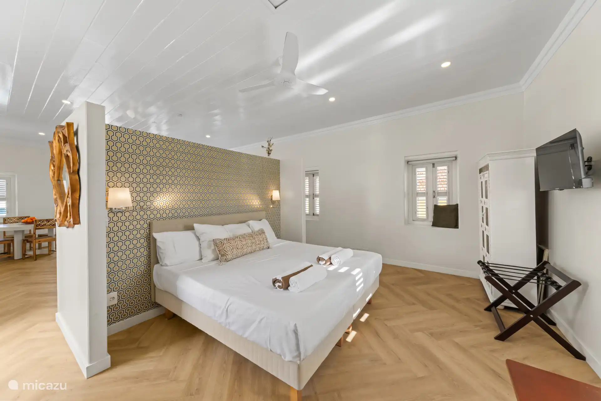 Slaapgedeelte met tweepersoonsbed, plafond fan, TV, kledingkast.