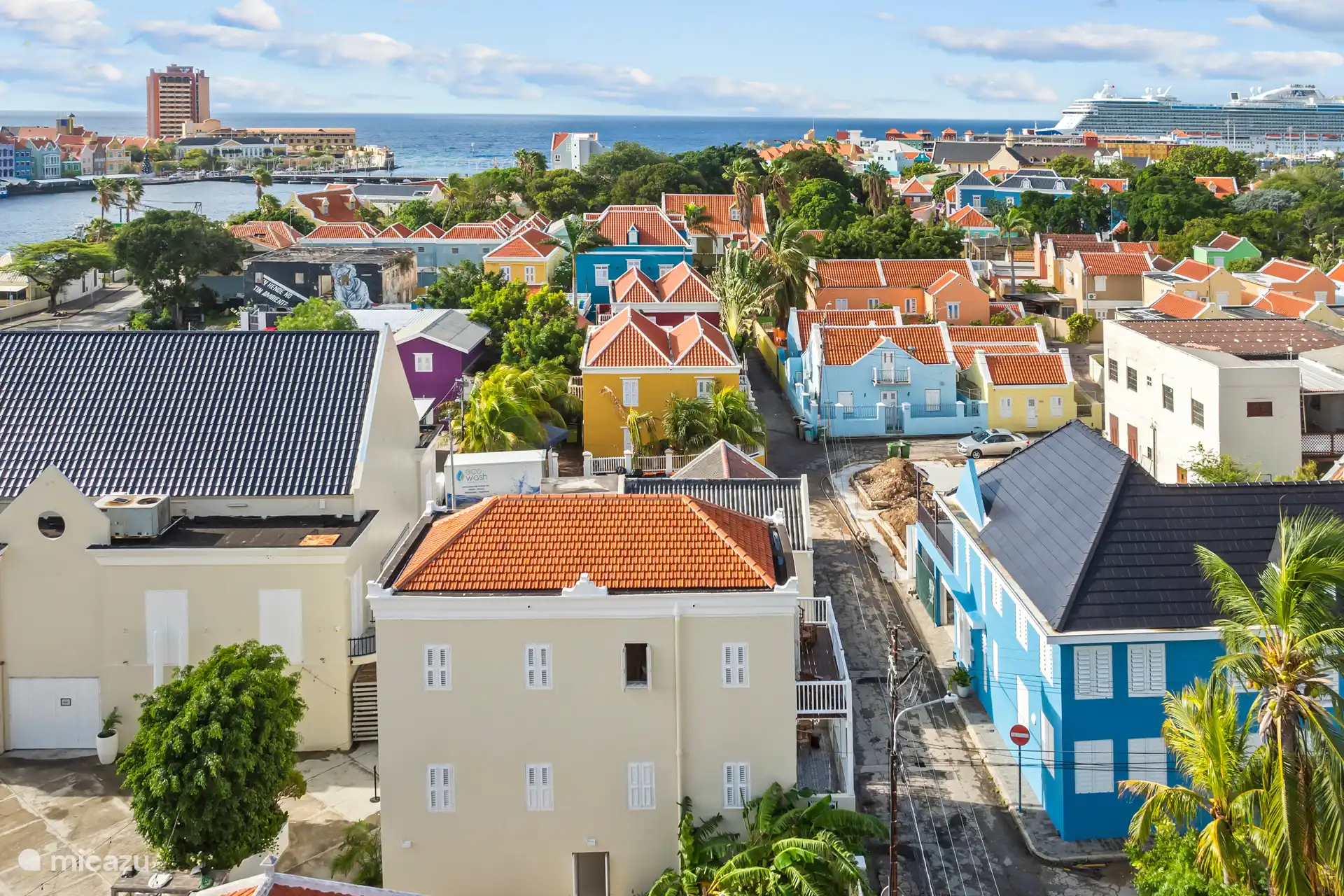 Wandel door de charmante steegjes vol cultuur, creativiteit en lokaal karakter—perfect om te voet te verkennen.