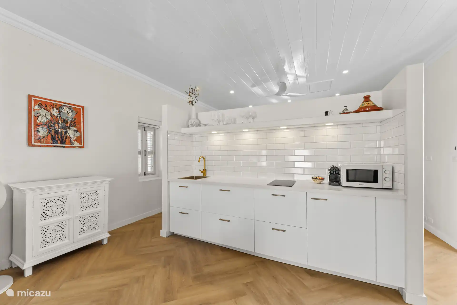 Een keuken met alle benodigdheden om maaltijden te bereiden.