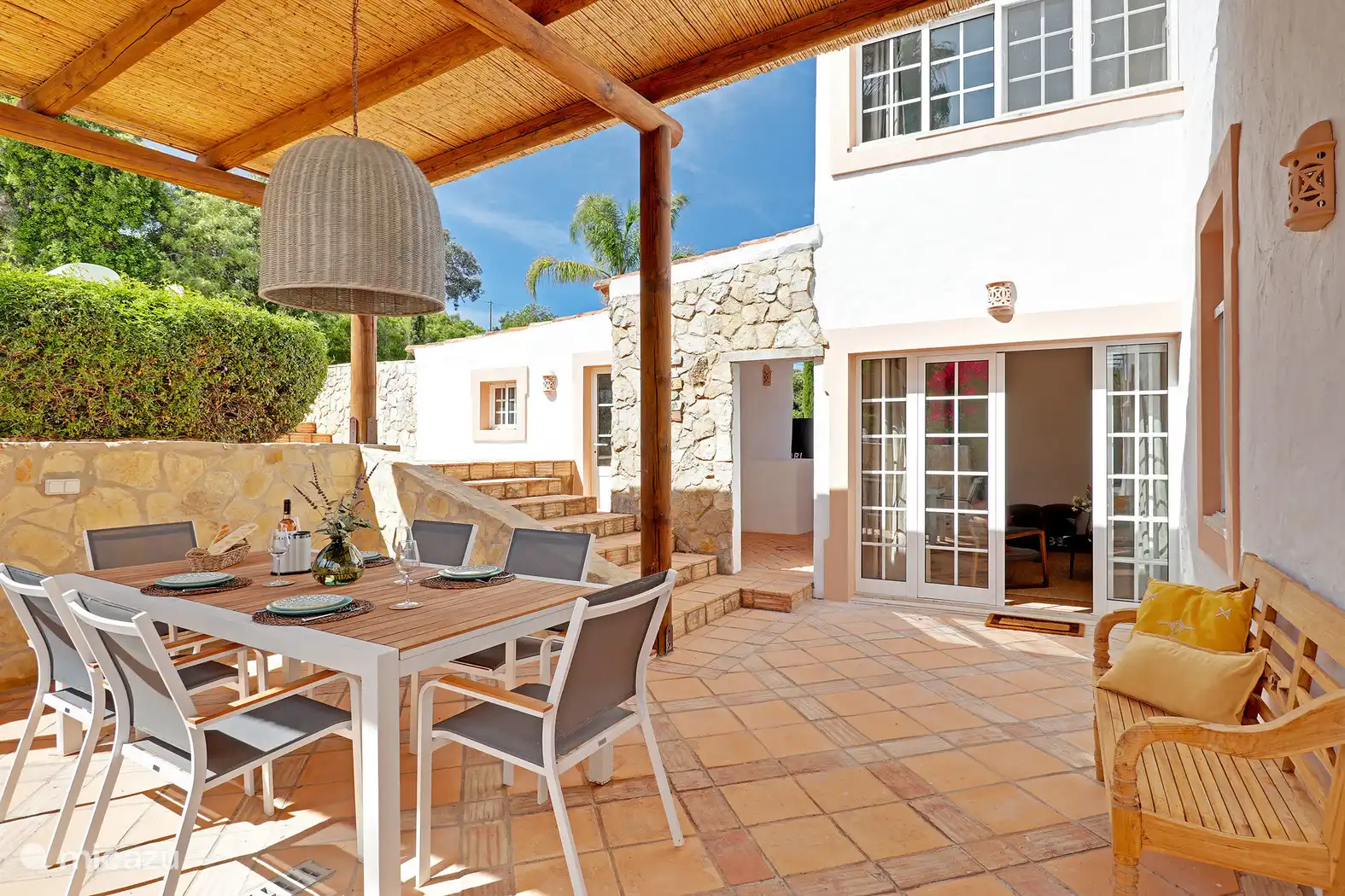 Table extérieure couverte 