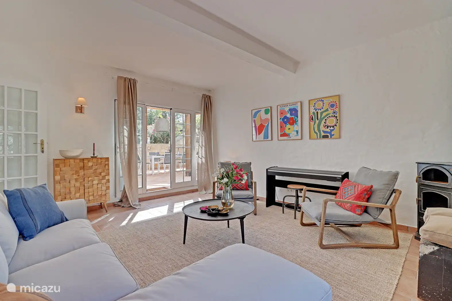 Espace salon avec piano et chauffage