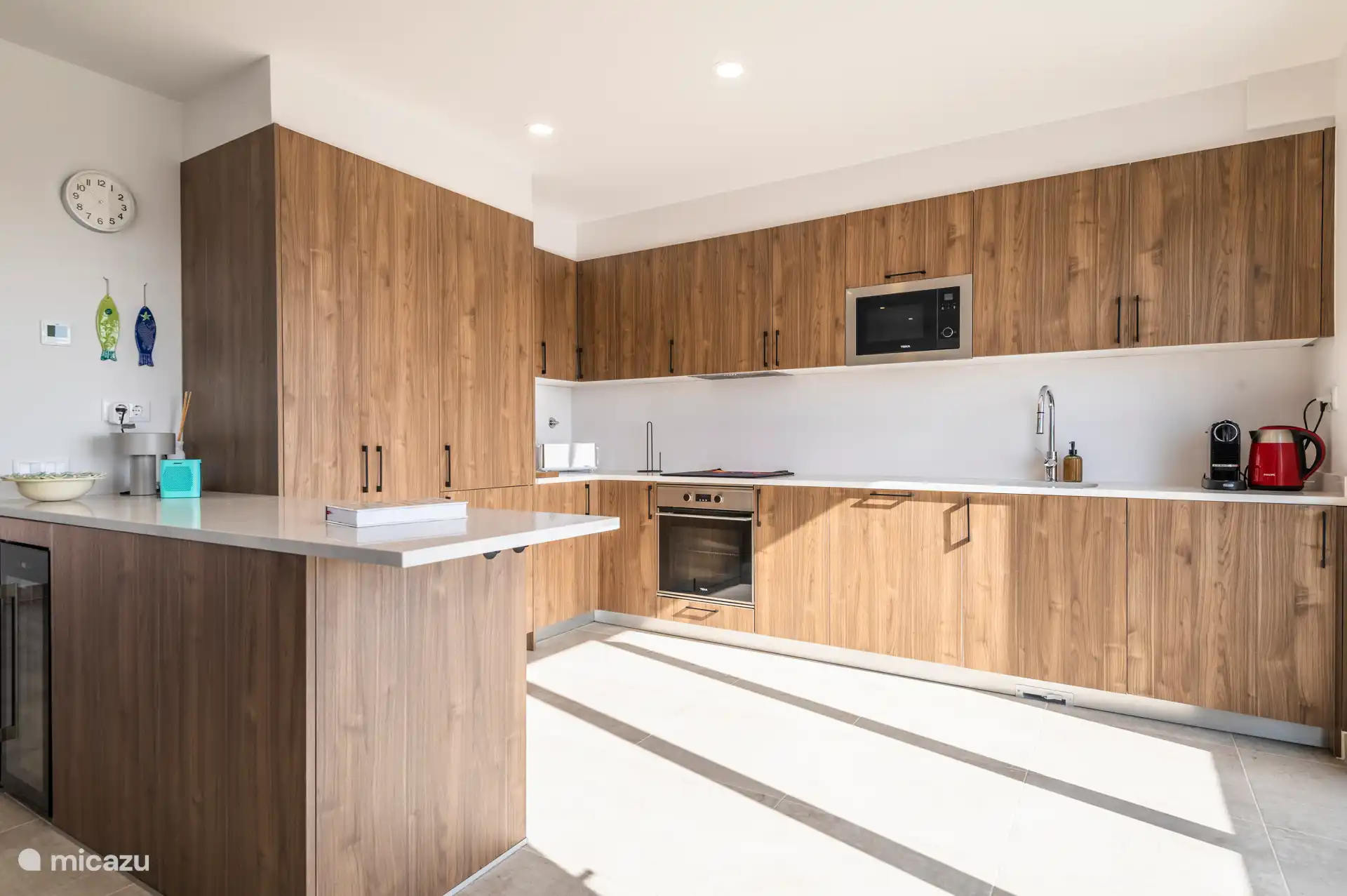 Cuisine entièrement équipée avec placard à vin 