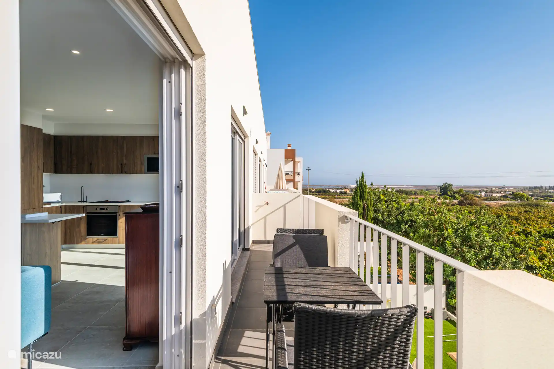 Table de balcon et chaises 