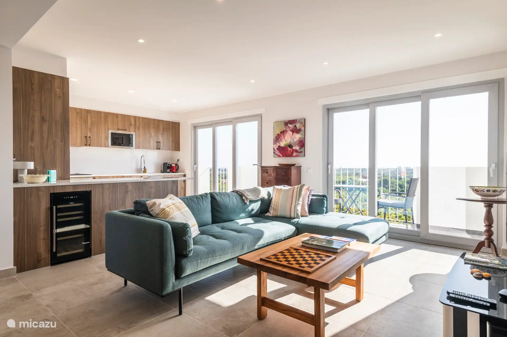 Salon avec cuisine ouverte 