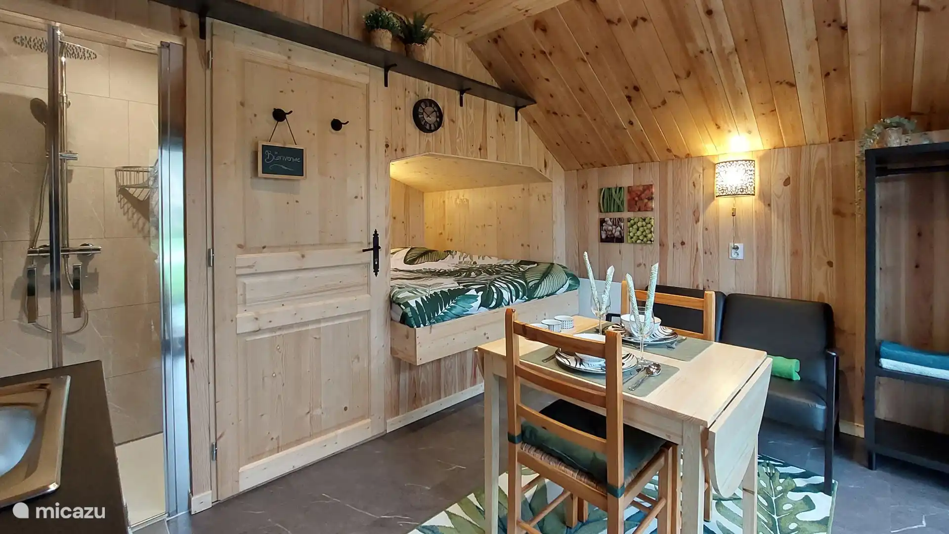 Interieur met de sfeerlichten aan