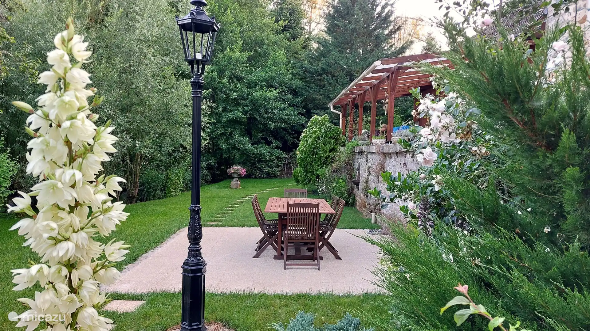 Weelderige tuin bij 'Moulin Fouché'