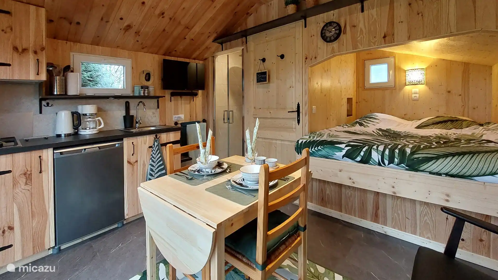 Interieur met de sfeerlichten aan