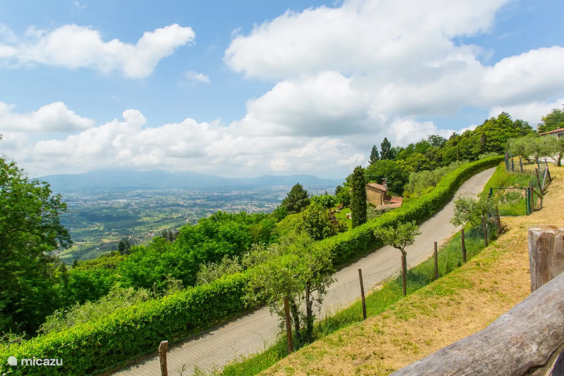 Doorgaande weg voor de villa