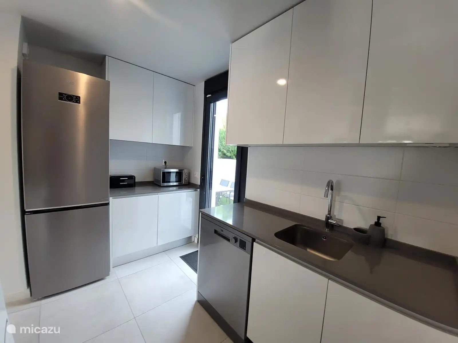 Ffuturo-congelador, lavavajillas y microondas