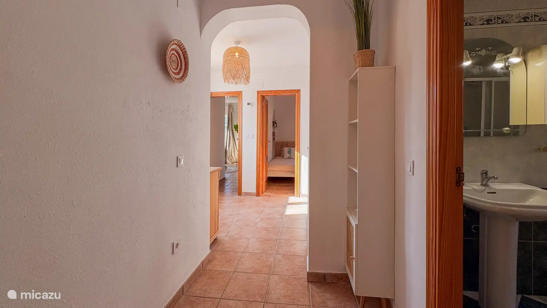 Hier kijk je vanuit de slaapkamer naar badkamer op de hal waar je de 2 andere slaapkamers ziet.