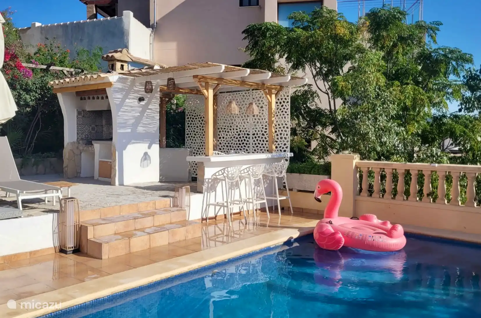 Swimming pool with 2 terraces, outdoor bar and barbeque.