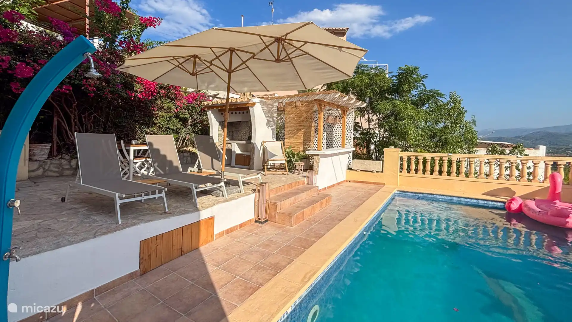 Foto genomen vanaf rechts naast de solar douche. Op dit terras kan je alle seizoenen genieten van een buitenbarbeque, ligstoelen, eettafel, buitenbar en vanaf oktober een extra terras achter de bar.