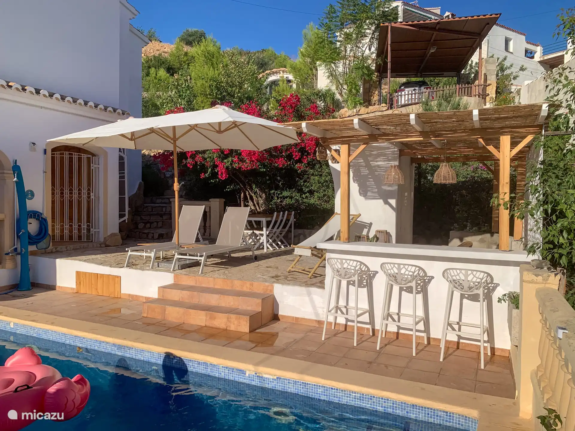 Zwembad, terras, bar en pergola.