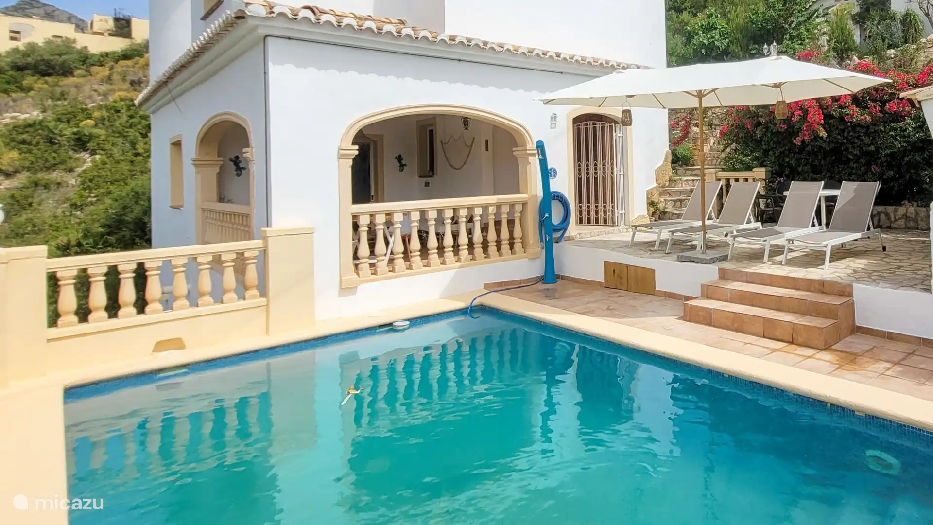 La piscina mide 7,2 x 3,8 m y tiene más de 1,5 m de profundidad. Puedes ducharte con la ducha solar calefactada.