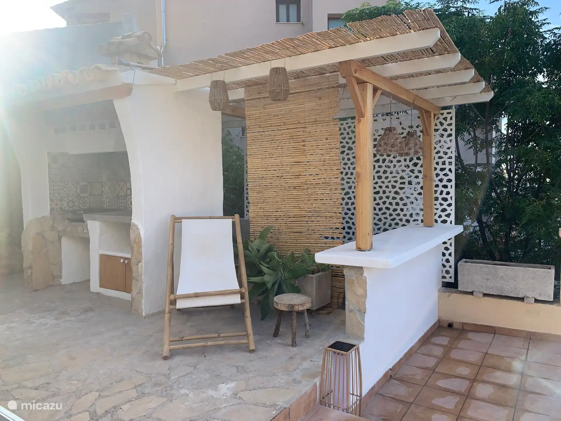 De pergola is nog niet toegankelijk omdat er nog een terras gemaakt wordt. Maar zo is het hoekje ook al bruikbaar!