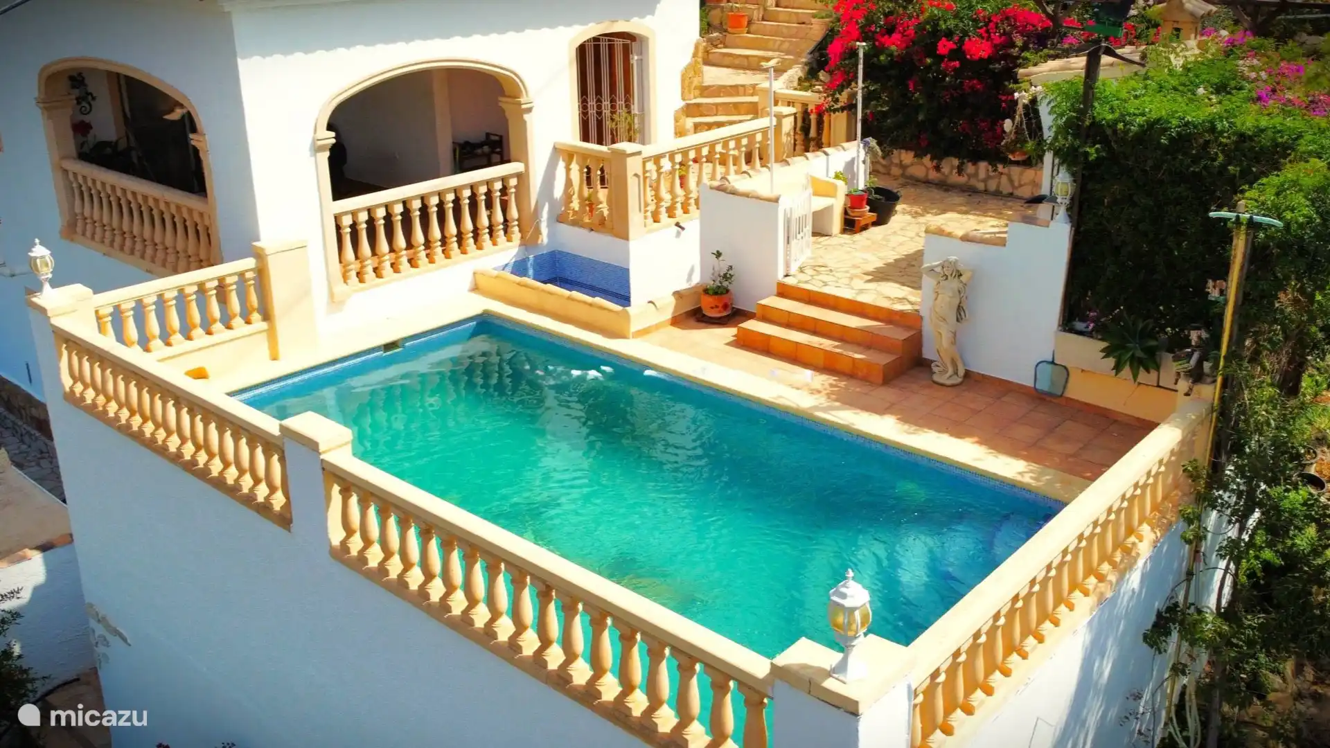 Voici la piscine et la terrasse lorsque nous avons acheté la propriété.