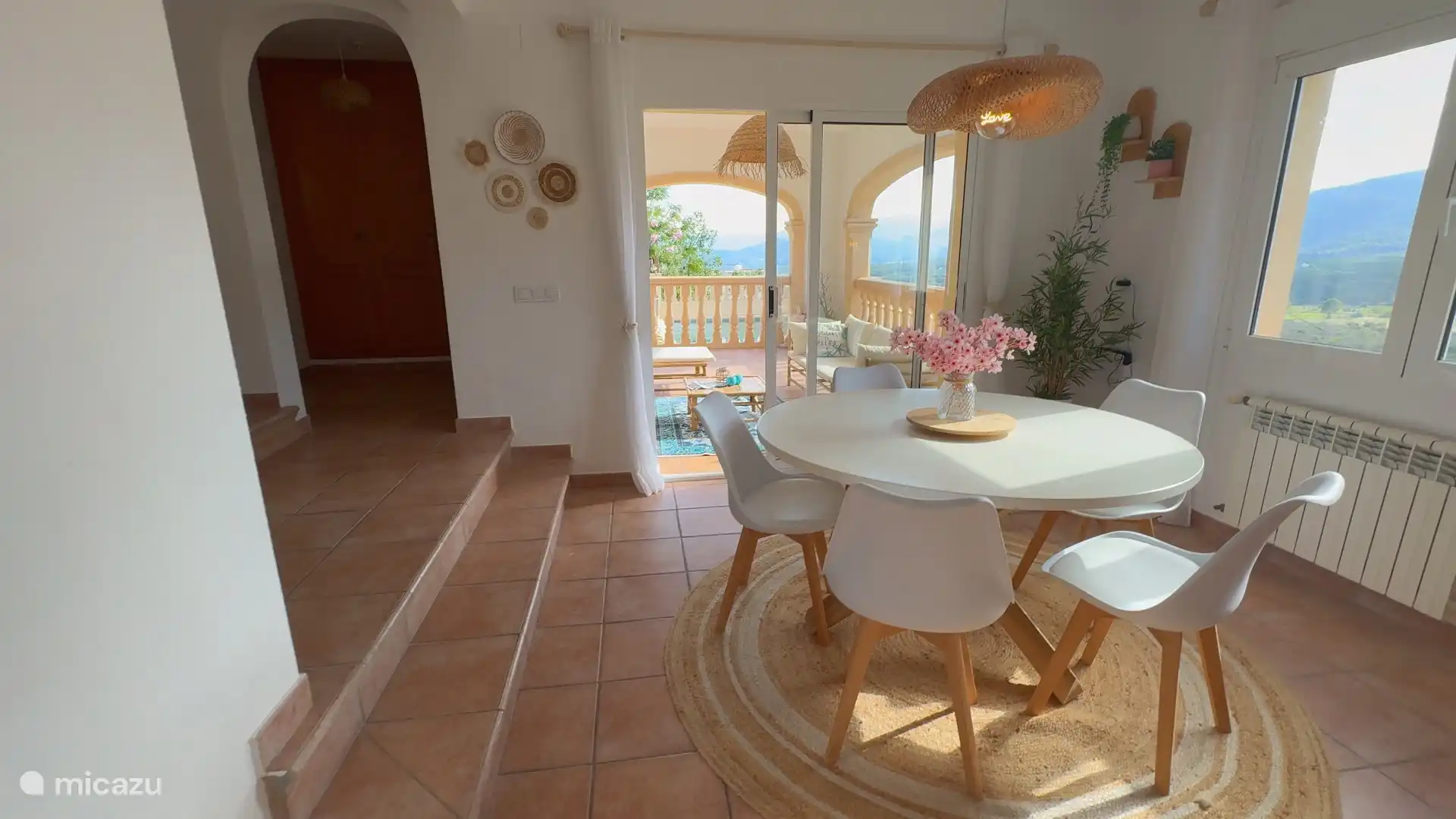 Eethoek met uitzicht op naya en door raam naar de bergen. Links de hal naar gangkast en badkamer. 