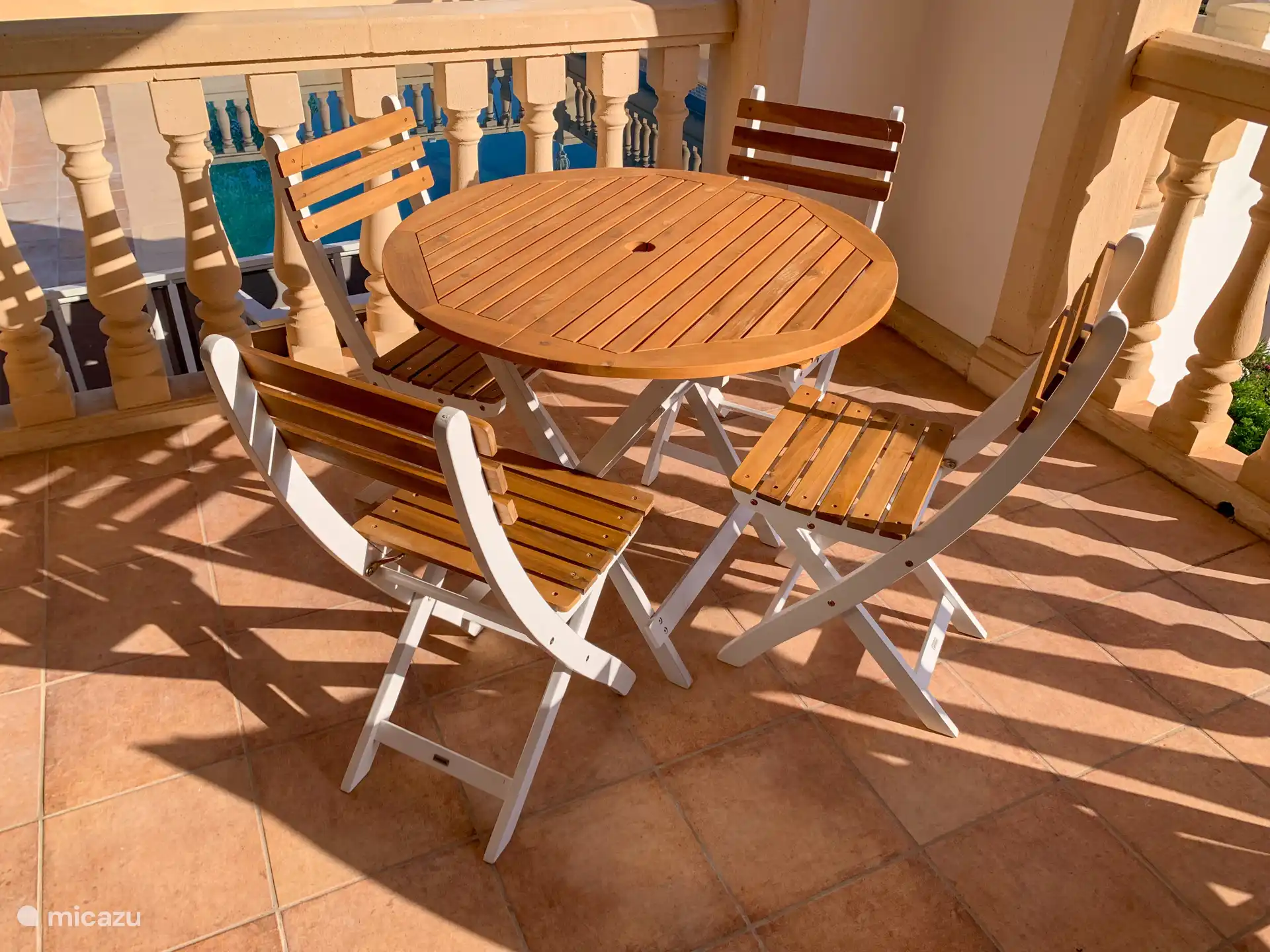 Esta es la mesa del desayuno donde también puedes usar las sillas de la mesa de la terraza.
