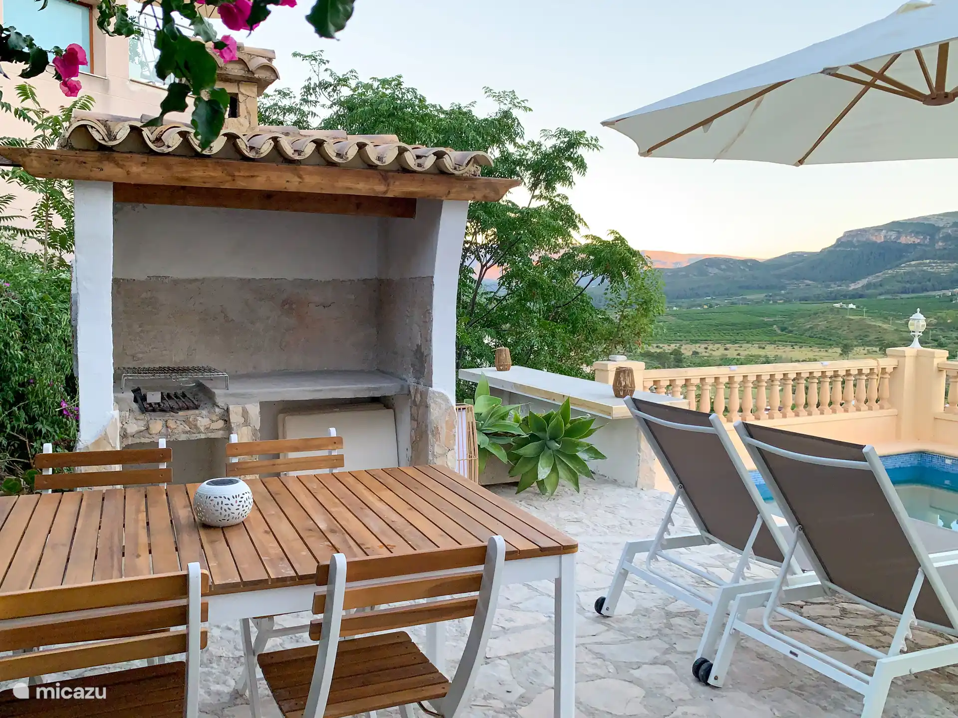 Ya puedes usar la barbacoa y la barra, pero esta parte será aún mejor en el futuro con una pérgola para que la terraza sea aún más grande y puedas sentarte en la barra con 5 personas.