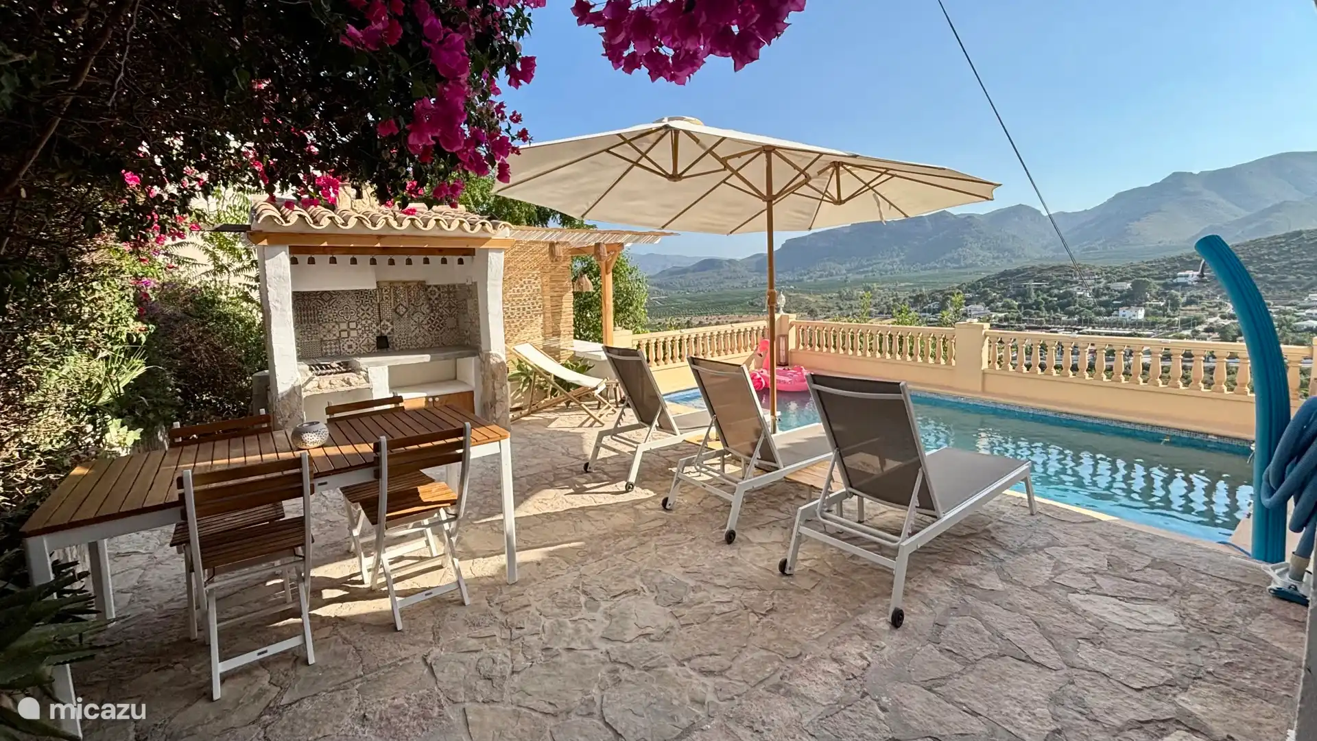 Terras met ligstoelen, barbecue, bar en pergola 