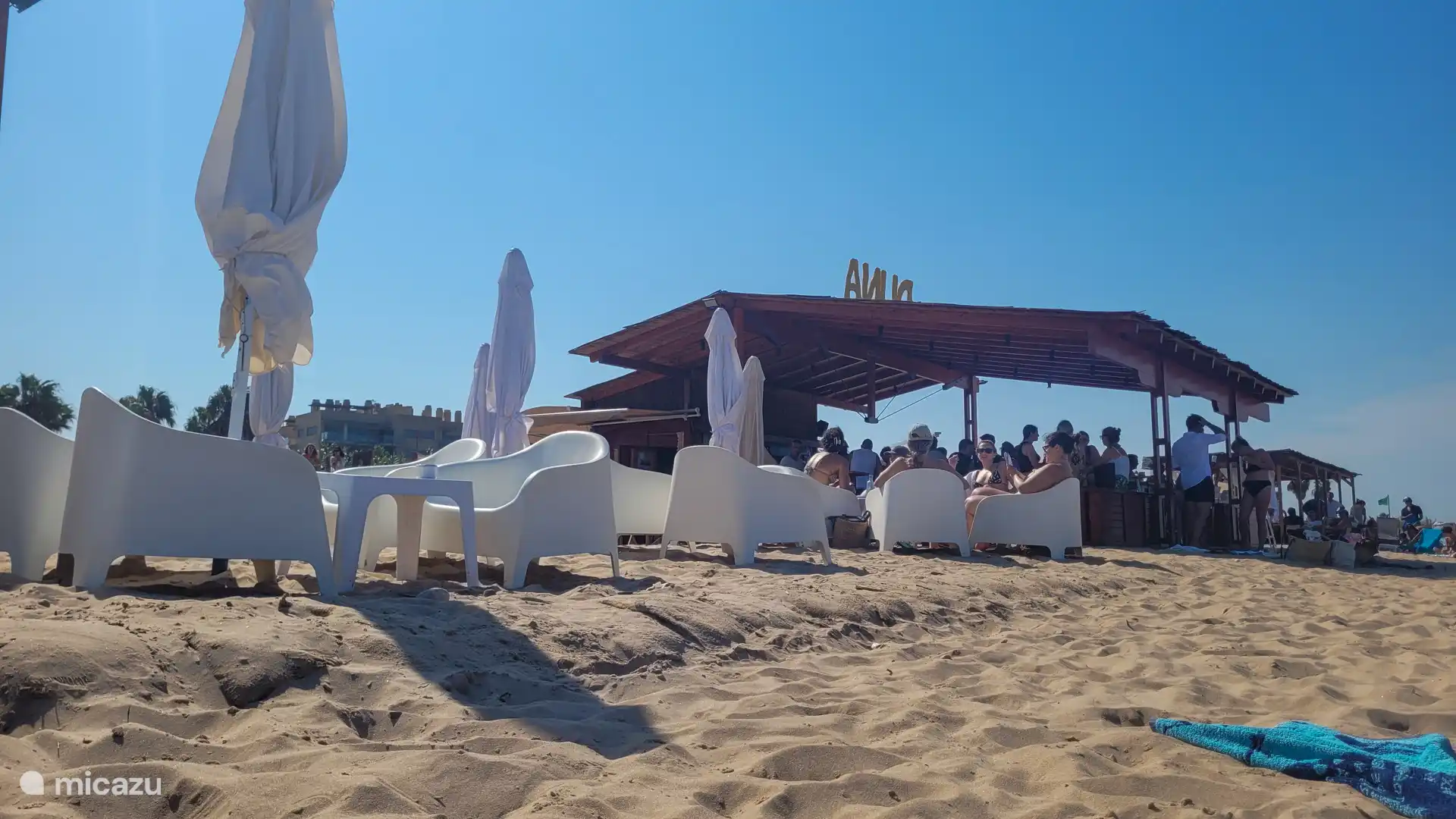 Daimus Beach, fünfzehn Autominuten. Solche Bars nur in der Hochsaison.