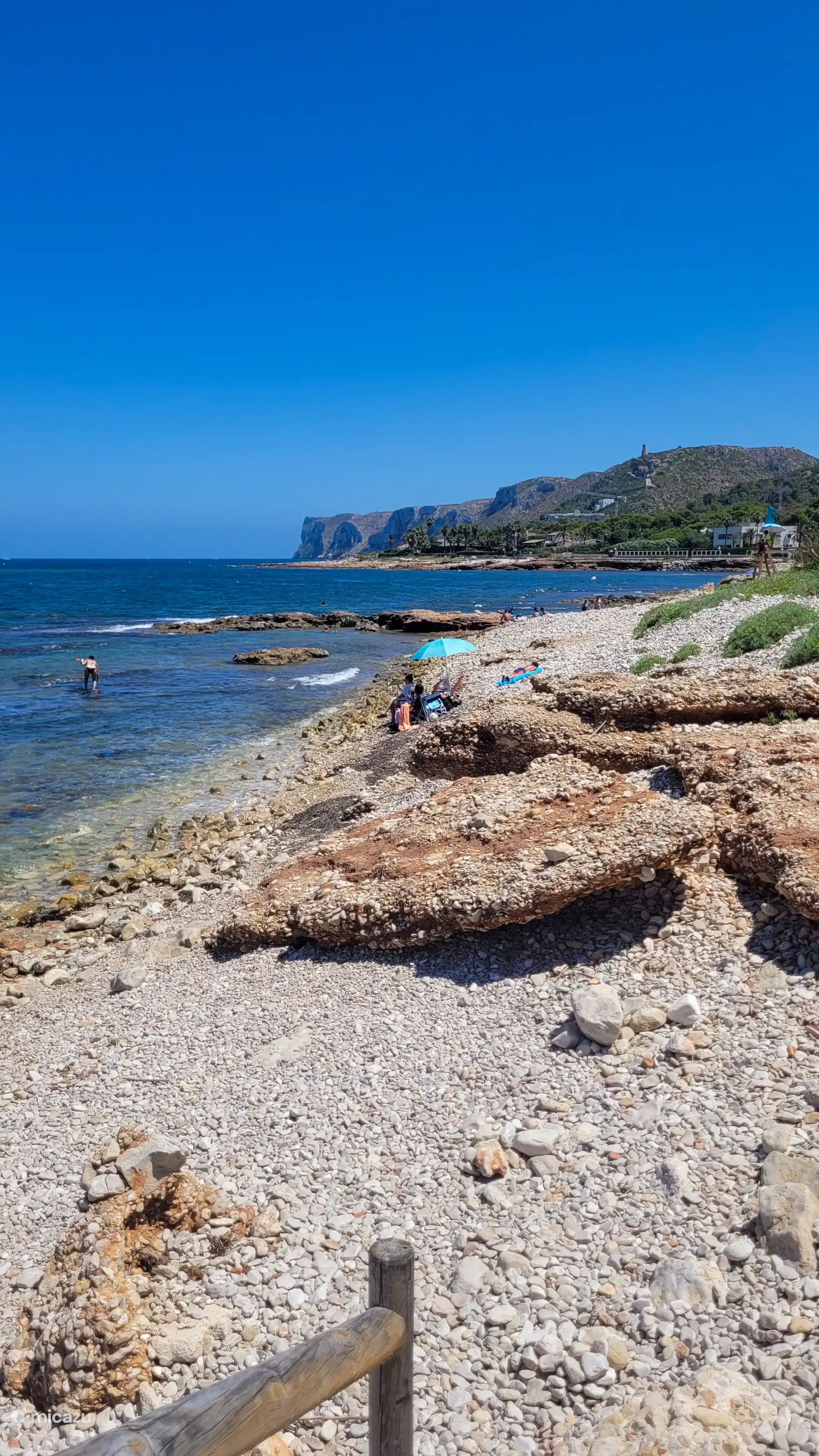 Beach Denia, etwa 40 Minuten Autofahrt mit roten Felsen, empfohlen für einen Tagesausflug.
