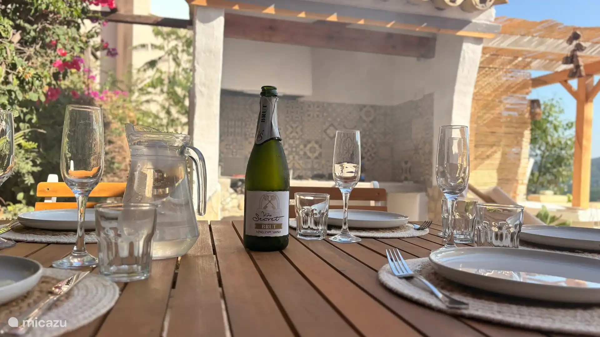 Op het terras kan je heerlijk barbequen en eten. Als je een keer gasten hebt, er zijn 8 stoelen en 2 tafels.