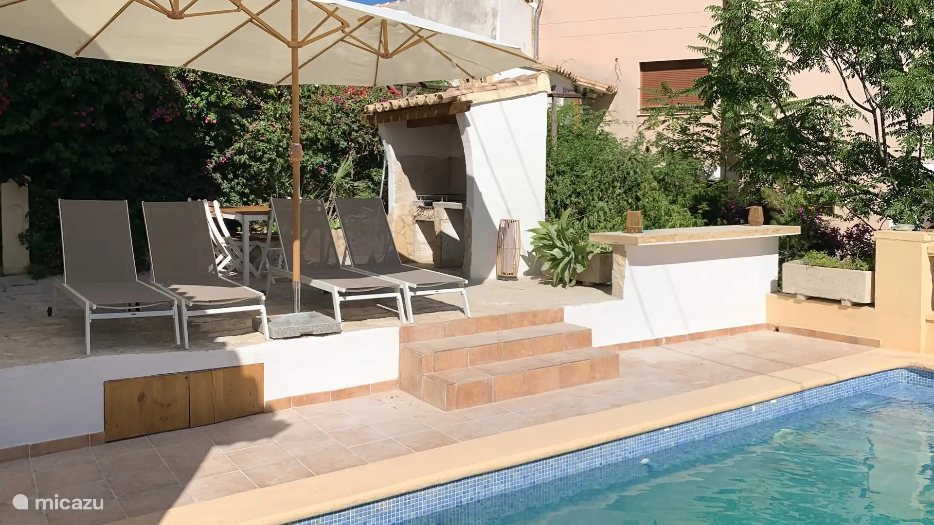 En la terraza encontrarás 4 tumbonas (hay 2 tumbonas de bambú extra), un bar para 3 personas y una mesa de comedor para 4-6 personas.