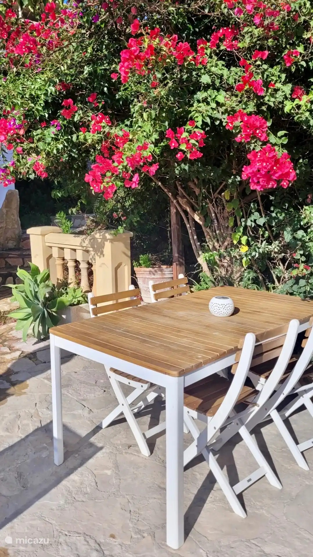 On the outside terrace a spacious dining table that can be expanded to 6 chairs (you can see 4 in this photo)