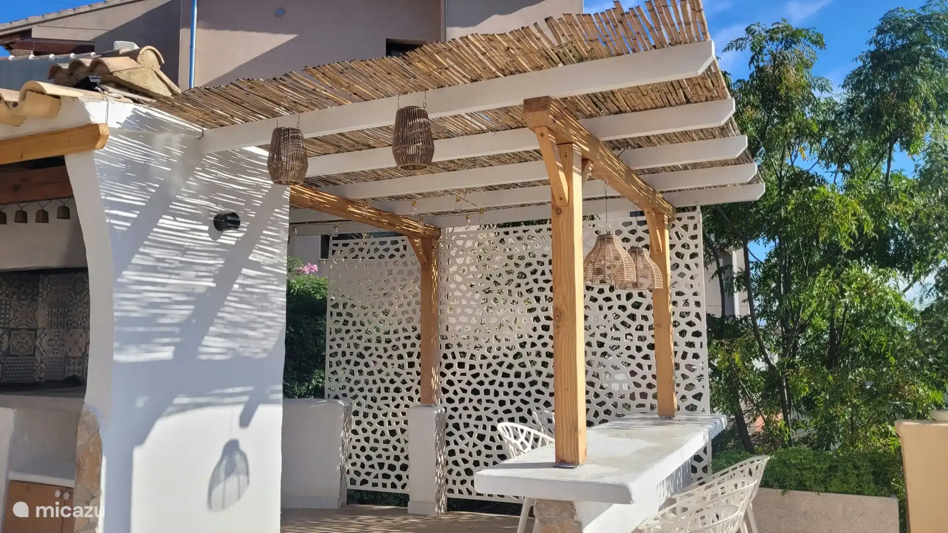 Pergola bar, here you can sit in the shade in a sun lounger or sit at the bar with 5 people for breakfast, lunch or drinks!