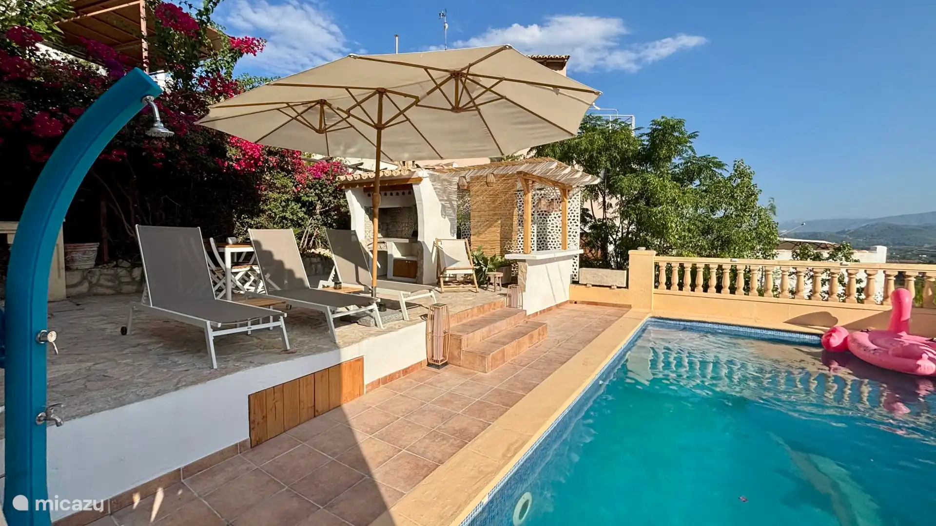Zwembad en terras met ligstoelen, barbecue, bar en pergola