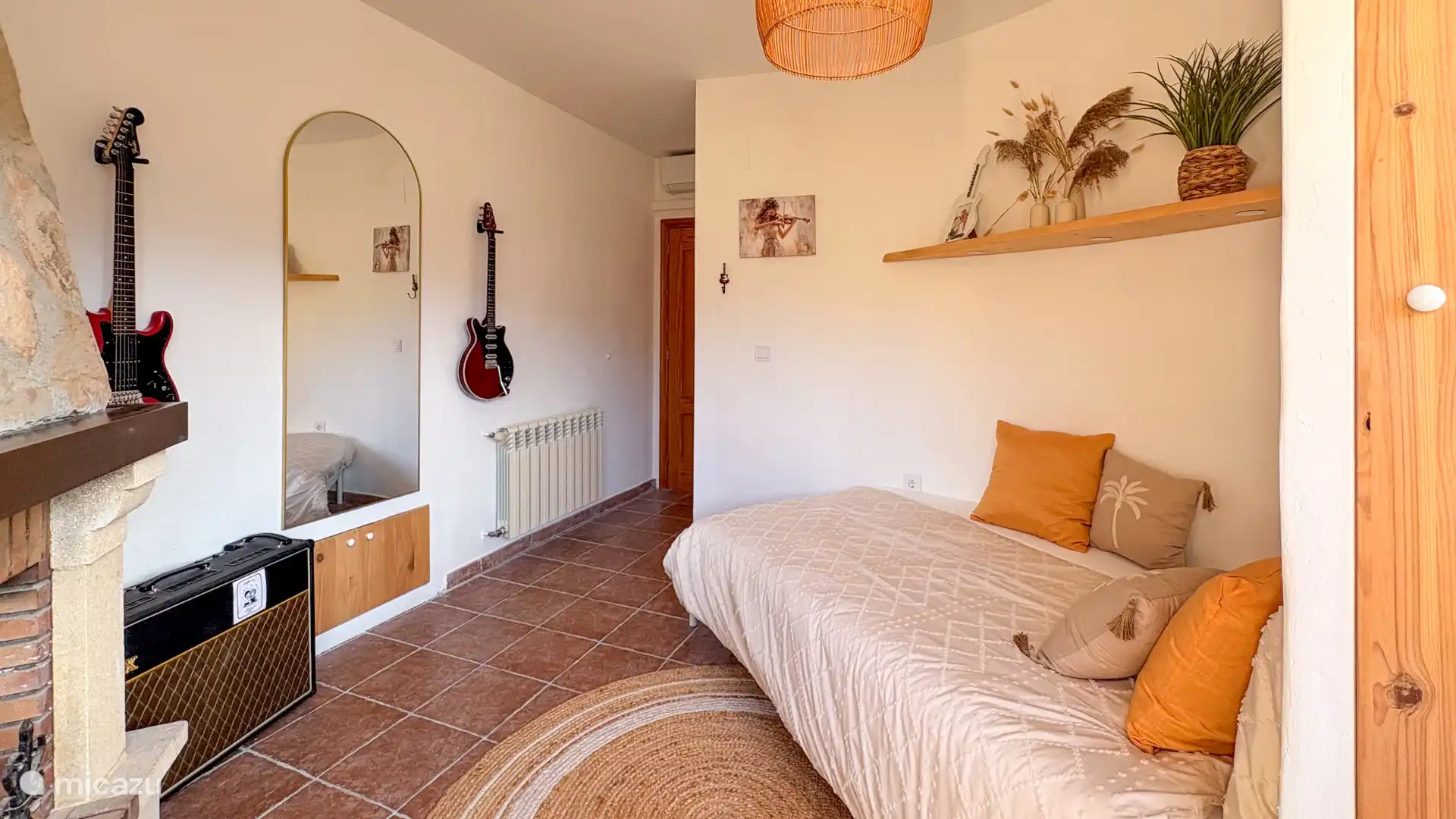 Torenkamer met bed, kast en openhaard. Origenele Queen gitaar en versterker. Als je kan spelen mag het.