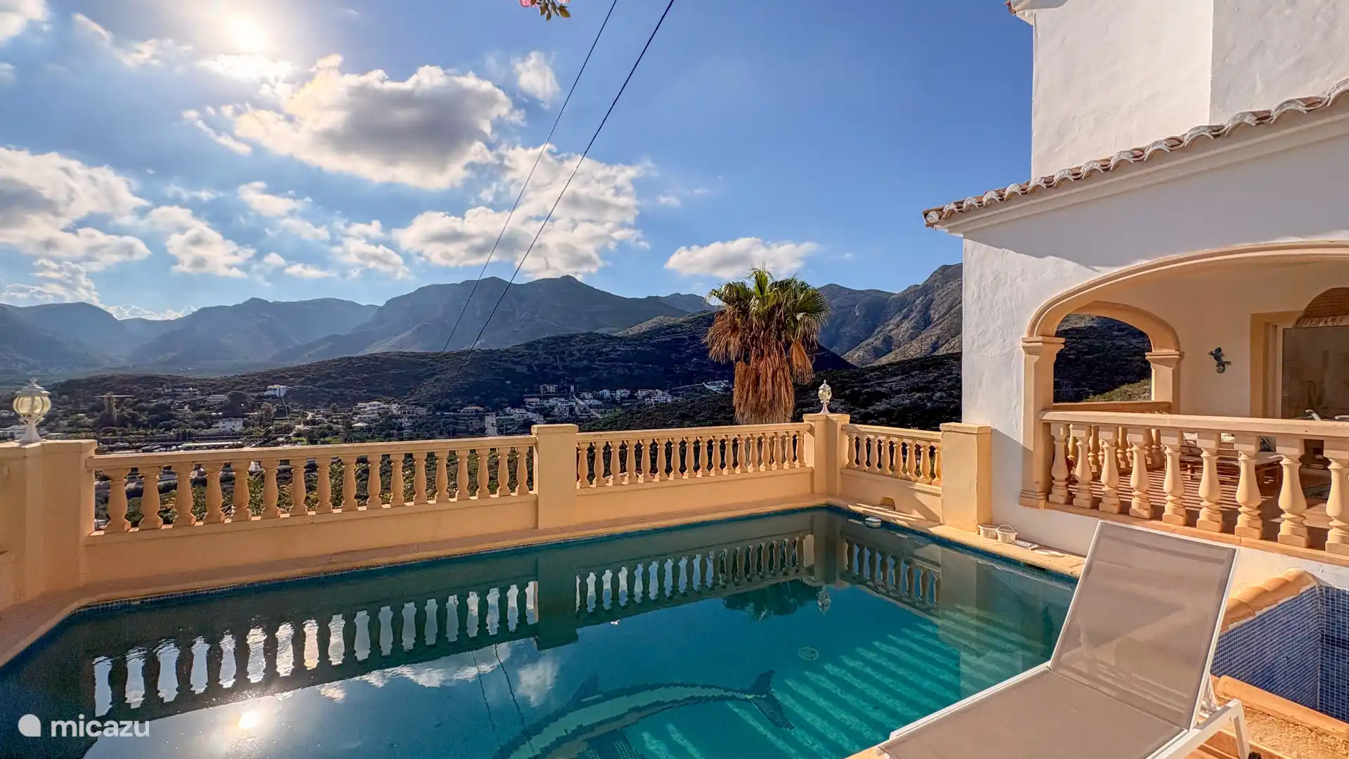 Zwembad met terras en ligstoelen