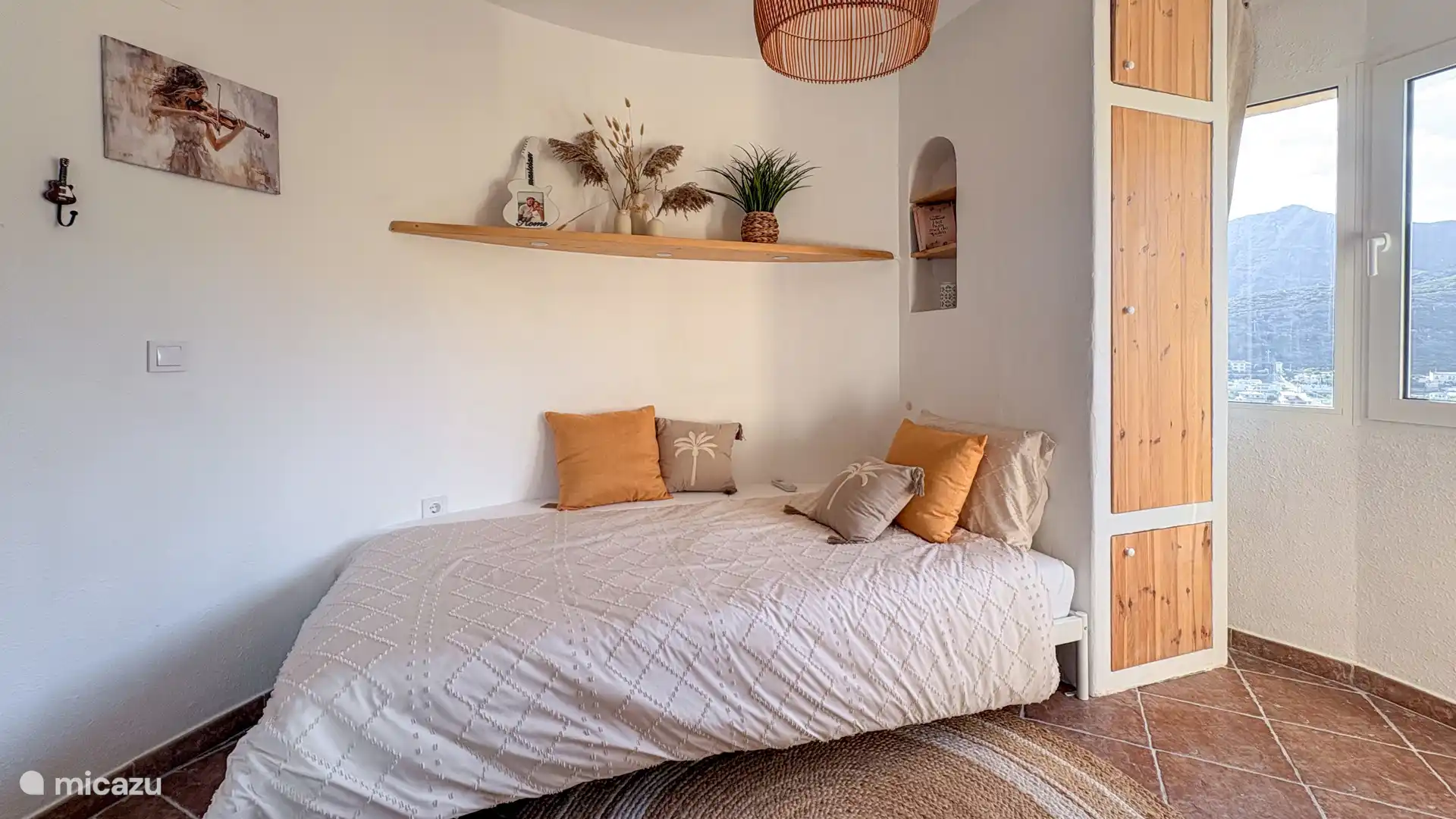 Torenkamer met 1 groot bed en inbouw kleding kast. 