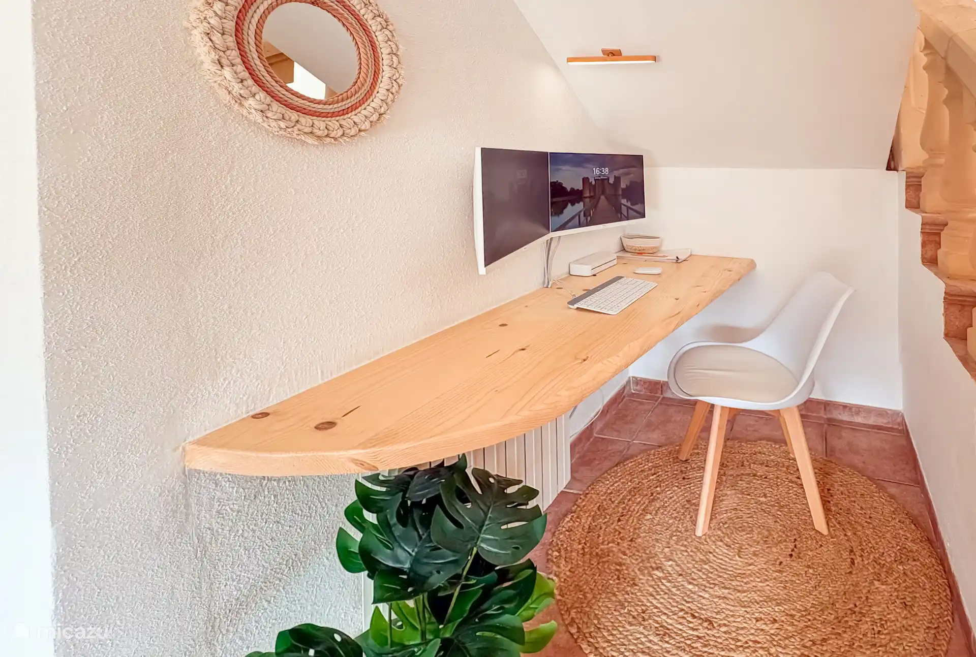 Studiehoek bij de trap met 2 22 inch schermen en mini pc, snelle wifi geschikt om remote te werken