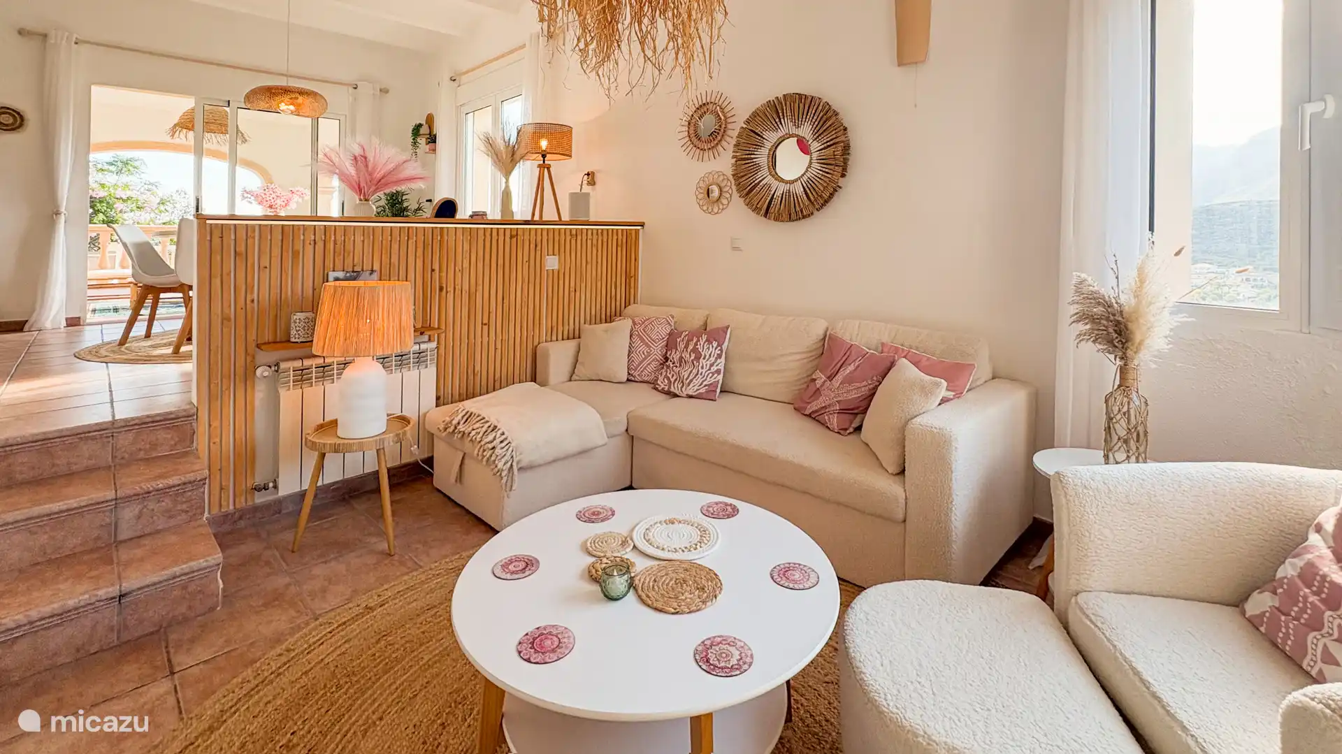 Zithoek in woonkamer met 3 zits lounge hoekbank, als slaapbank ook te gebruiken! 2 zitstoelen met voetenbankje.