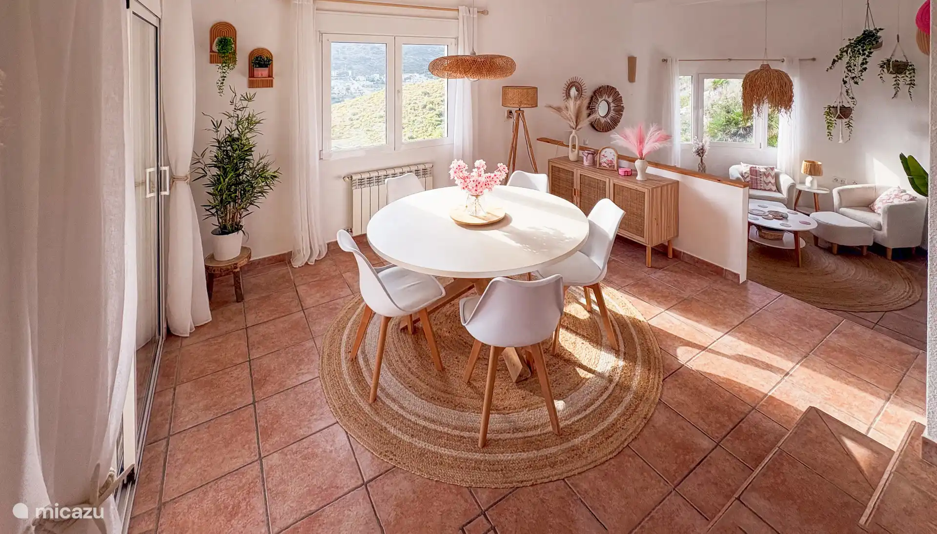 Eethoek met 4-6 persoons eettafel en stoelen.