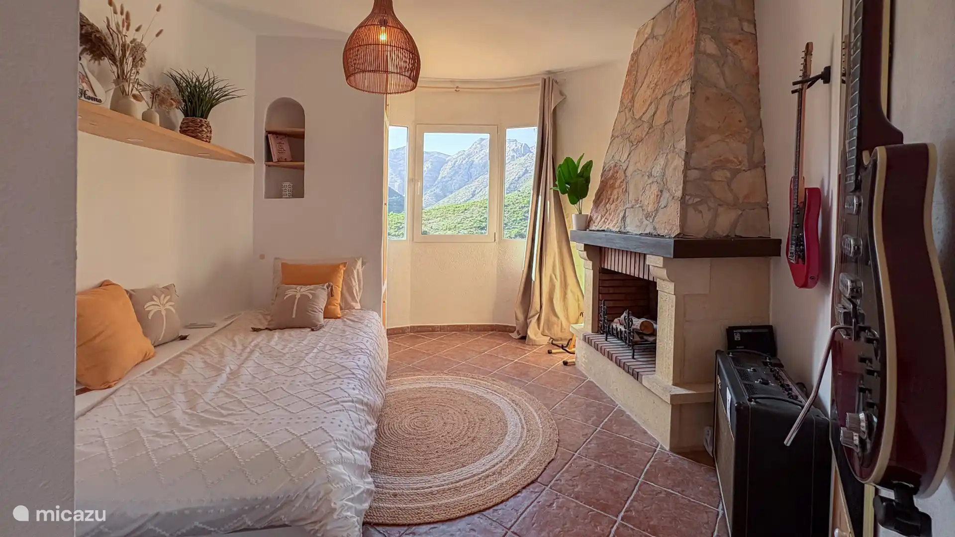 Torenkamer die ook als muziek kamer gebruikt wordt door ons zelf. Als jij gitaar kunt spelen mag dat. Openhaard nooit in gebruik geweest, maar te mooi om weg te halen!