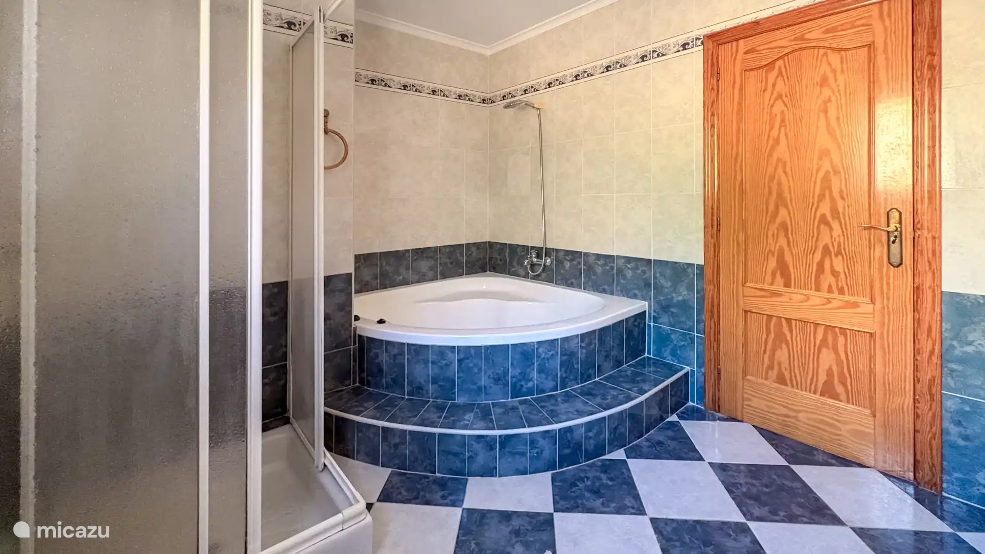 Heerlijk groot ligbad en je kan er ook nog in douchen.