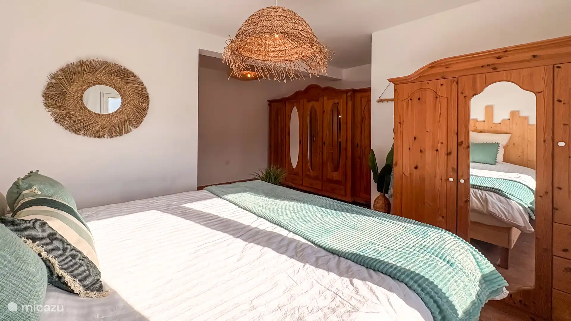 Grote slaapkamer met 2 persoons bed (matrassen + topper) airco, 1 kast 3 delig en 5 delige kast waarvan je 4 delen mag gebruiken.