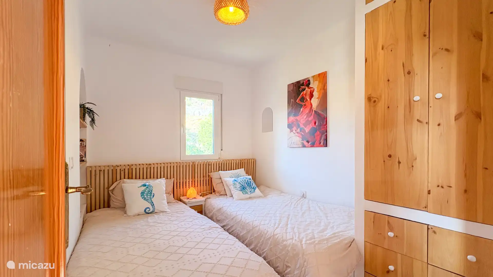 Slaapkamer met leuke nis, inbouw kast en toch zelfs 2 ruime bedden. Hier kan je heerlijk slapen door de verduistering en airco óók hier.