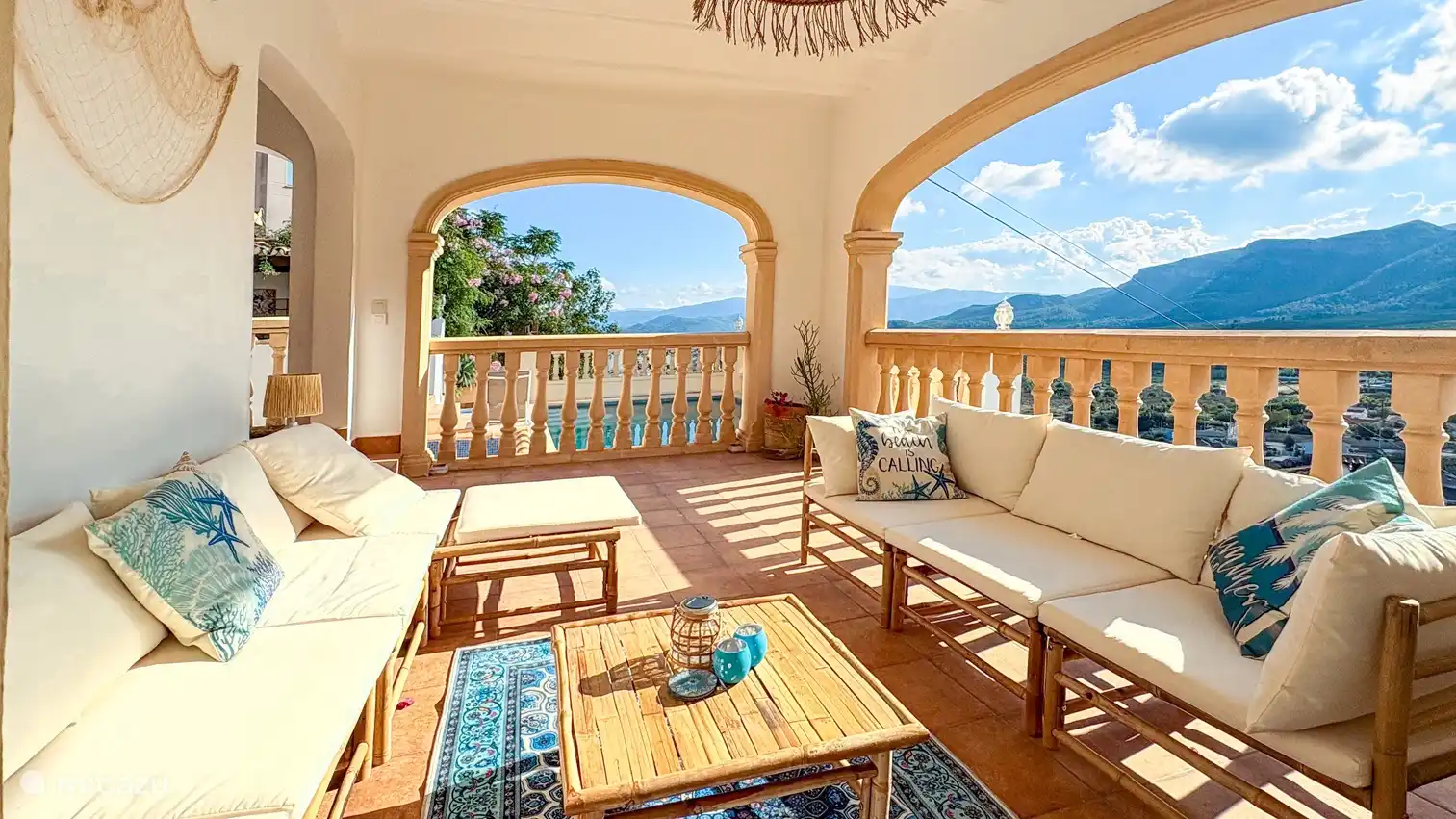 Overdekte buitenruimte naja met loungeset met 8 zitplaatsen en salontafel 