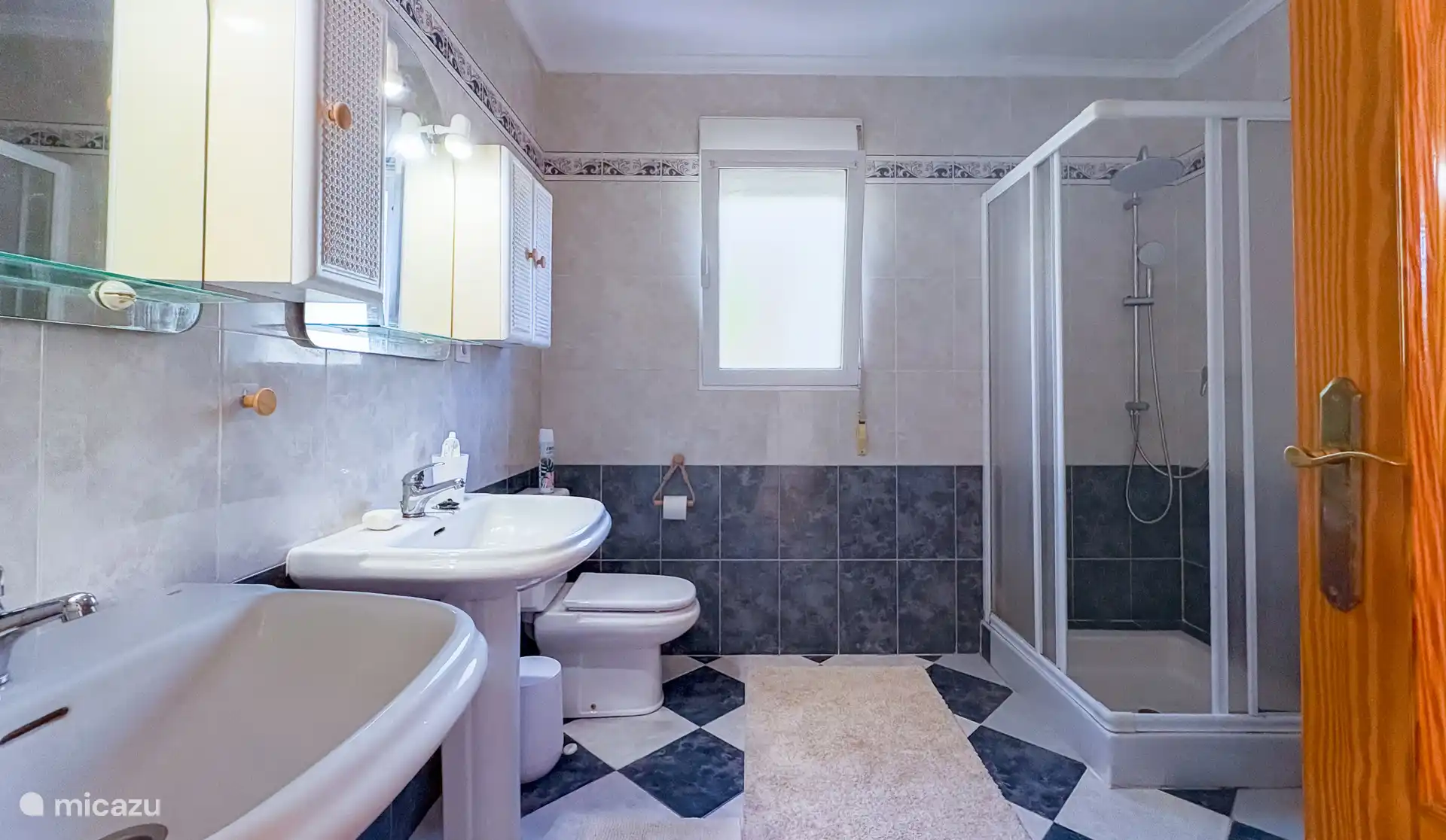 Royale blauwe badkamer met groot ligbad/douche, losse douche en 2 wastafels en 4 wandkastjes. WC_ systeem vernieuwd evenals regendouche maar verder in originele stijl behouden, was te mooi en goed.