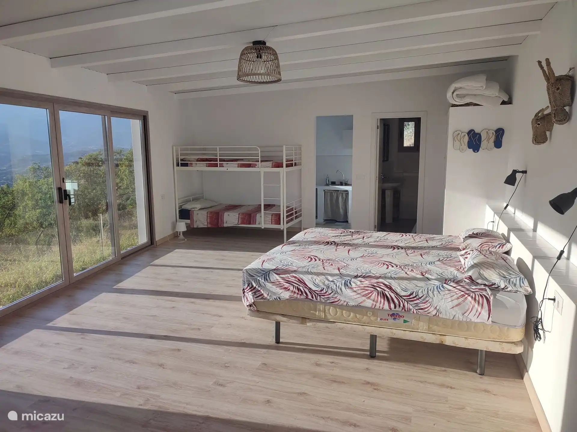 Le cottage dispose d’un grand lit double et d’un lit superposé.