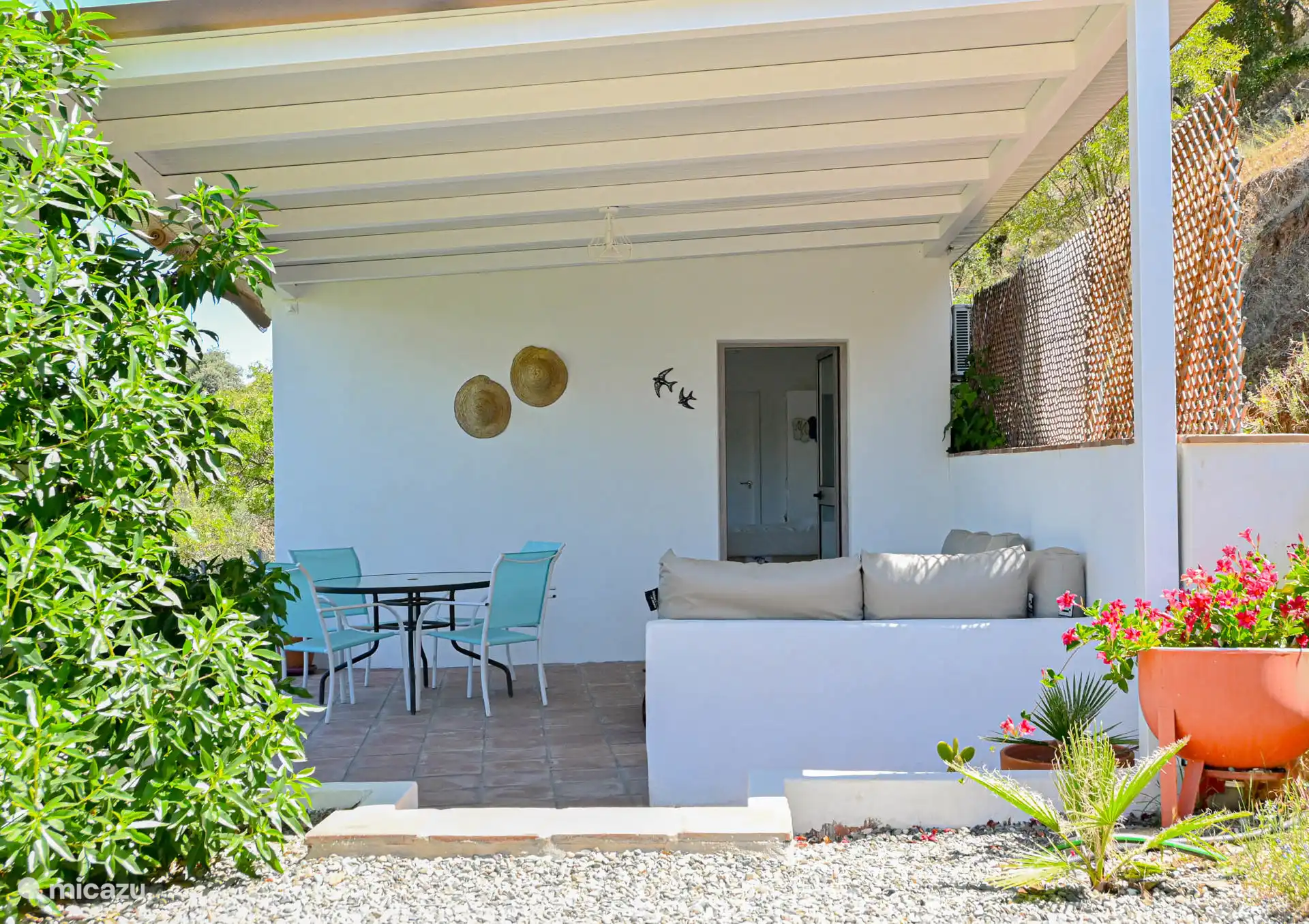 La vaste terrasse avec canapé salon