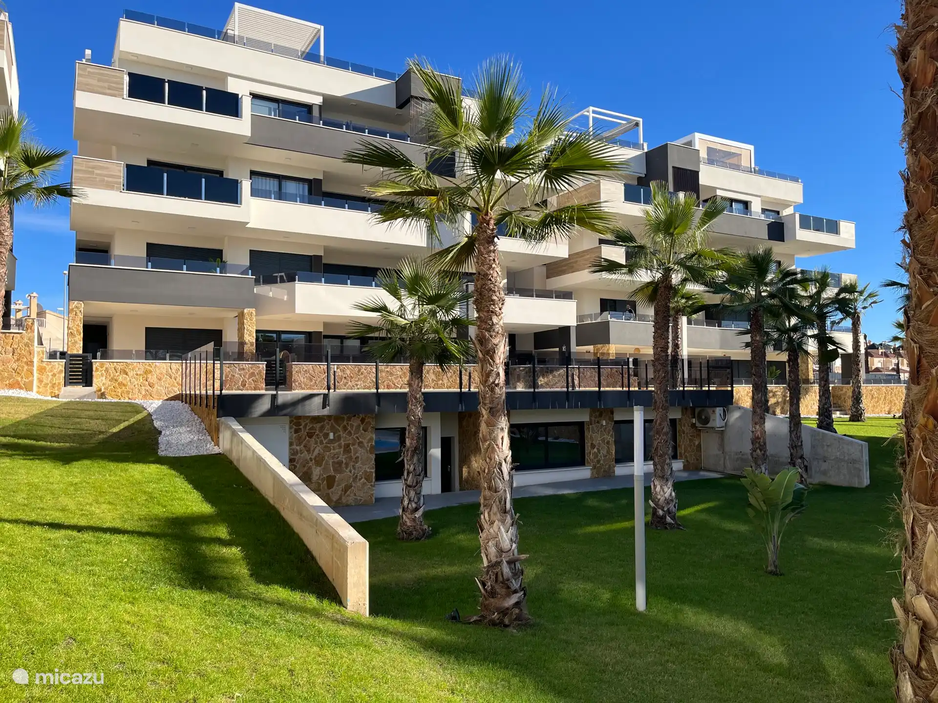 Hay mucho espacio y el salón y dos dormitorios se abren todos a la terraza privada. 