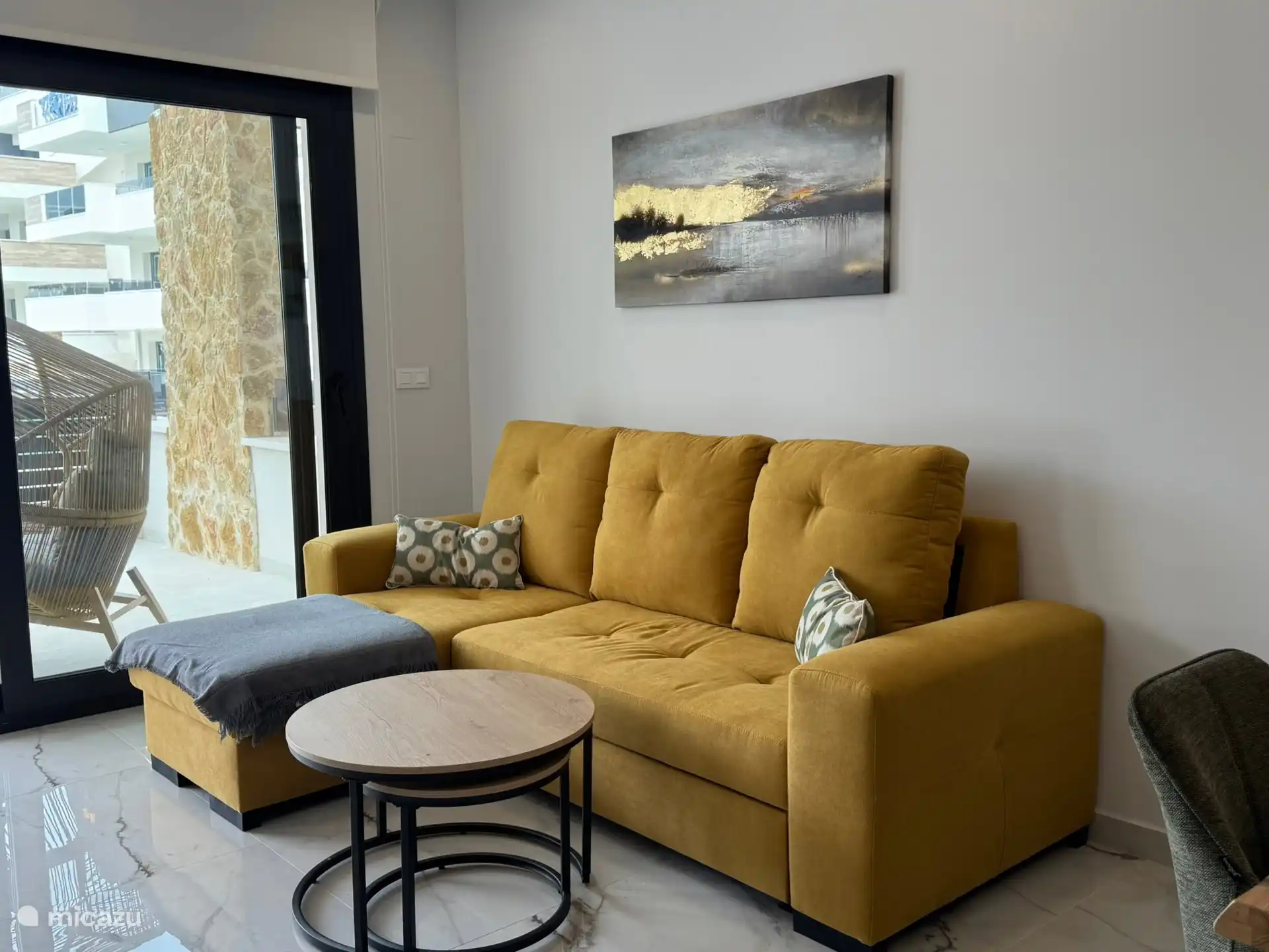 Sofá de esquina cómodo y acogedor con tumbona. 