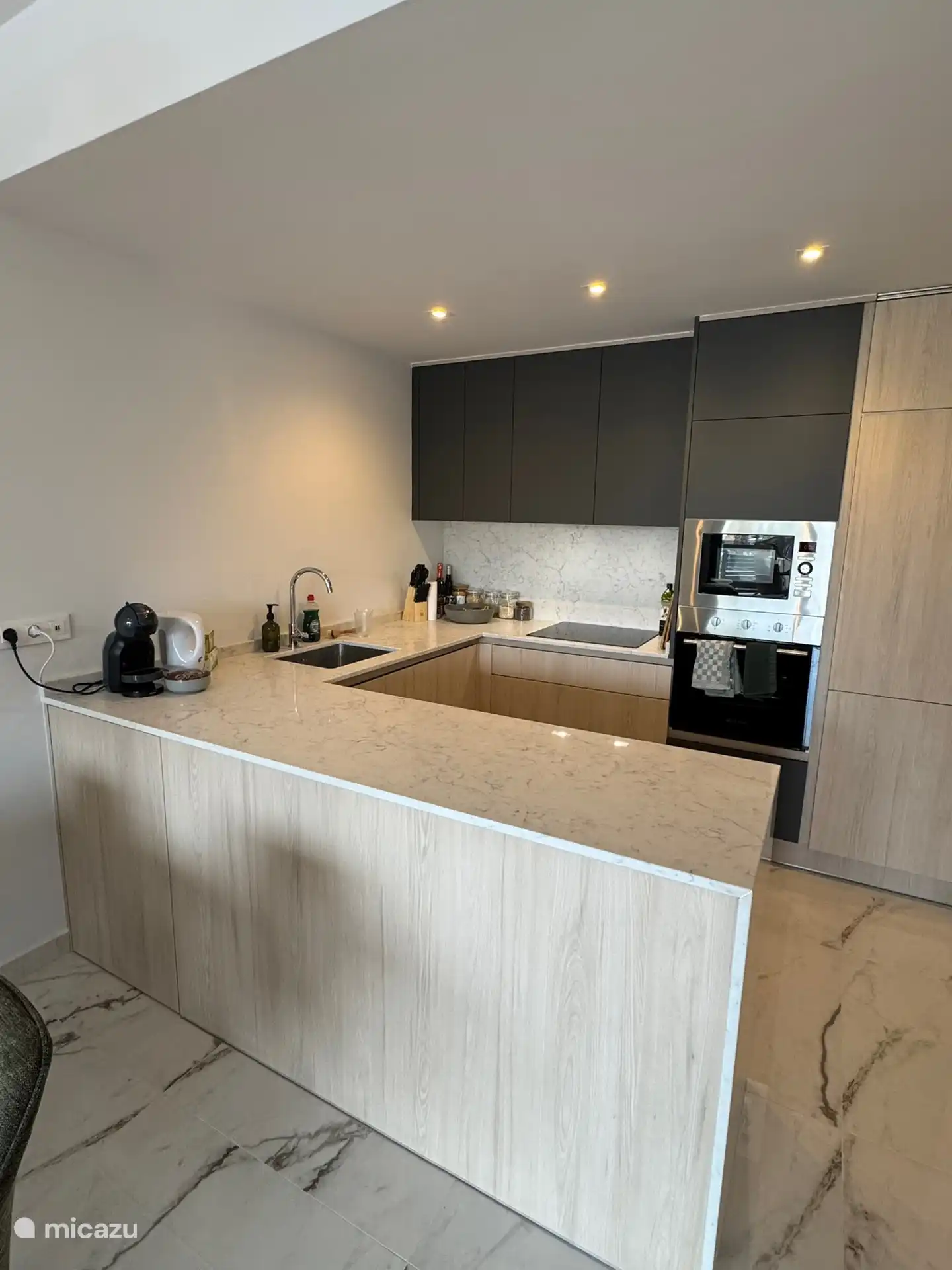 Diseña la cocina con una encimera/espacio de trabajo extra grande. Horno, inducción, microondas (3 zonas de cocción). Extra equipado para el chef aficionado, por ejemplo, con 2 tablas de cortar, juego de cuchillos, wok, bol para horno, cuencos de Pyrex.