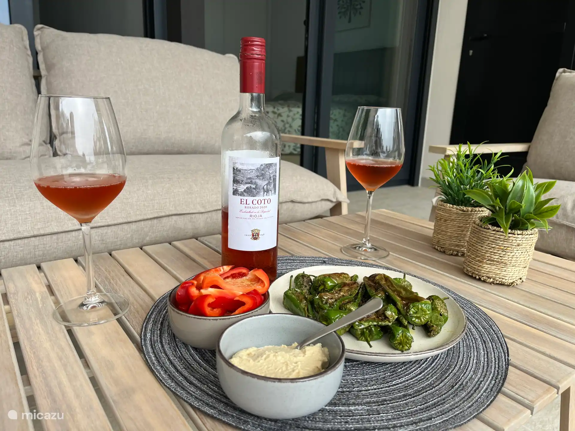 Impresión. Una terraza encantadora para disfrutar de una copa de vino o tapas por la tarde al atardecer.