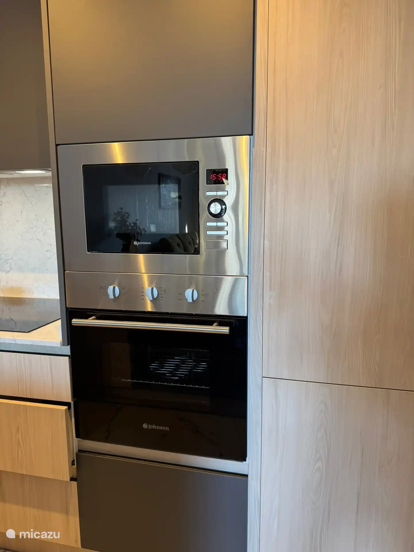 Cocina moderna: equipada con electrodomésticos de alta calidad, diseño elegante y un amplio set de sartén/horno. 